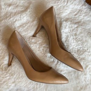 Tan leather size 7.5 pointed toe low heel pump old money style